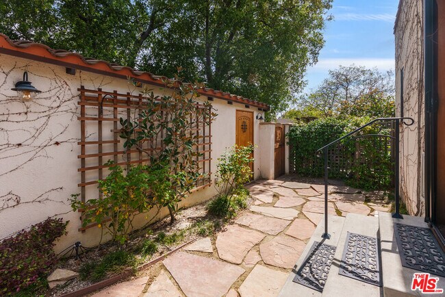 Building Photo - 1462 Mentone Ave