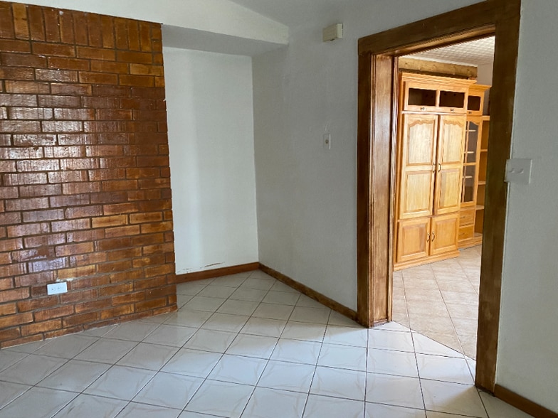 Building Photo - 613 E Expressway 83