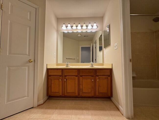 Building Photo - Stunning 4 Bed 3.5 Bath Brick Townhome In Desired Mount Zephyr