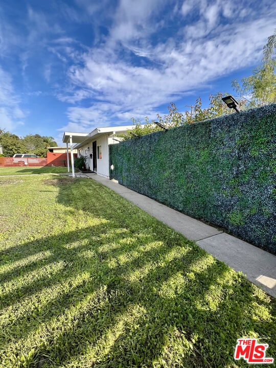 Building Photo - 848 W Irving Pl