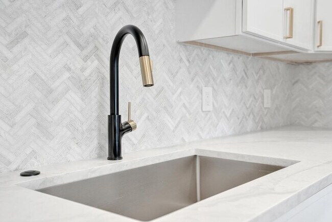 Building Photo - 840 SE 22nd Ave