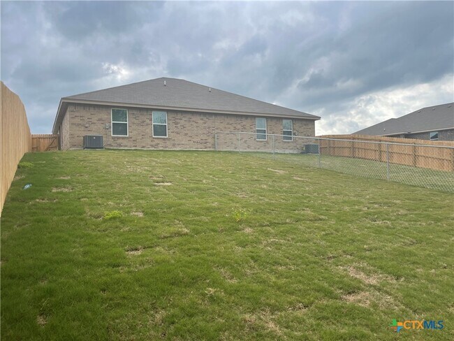 Building Photo - 601 Lost Trl