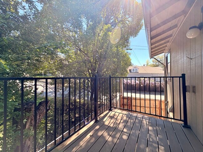 Building Photo - Beautiful Updated 2 Bedroom 1 Bathroom in Auburn