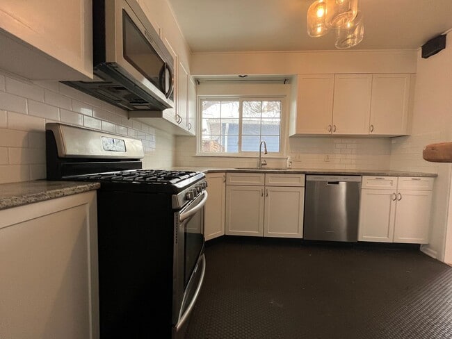 Building Photo - Charming 3-Bed Gem in the Heart of Boulder: Modern Upgrades, Fenced Yard, and Convenient Amenities!