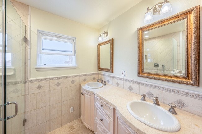 Building Photo - Single-story living with incredible panoramic sunset, mountain, and city light views