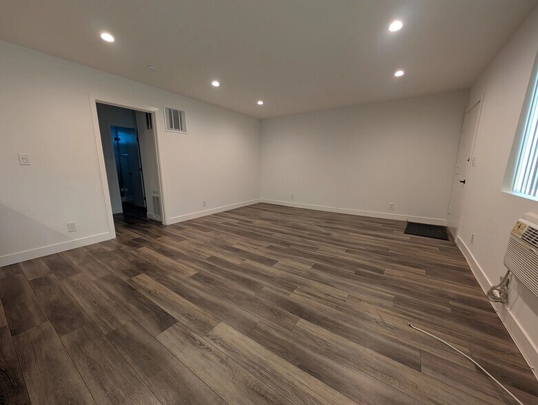 Building Photo - 739 N Sweetzer Ave