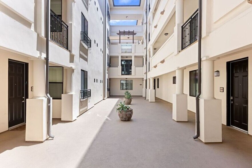 Building Photo - Modern 3 Bed, 2 Bath Condo for Lease – 1,320 Sq Ft – Prime Sherman Oaks Location