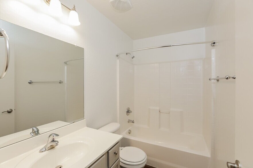 Building Photo - 6915 S 8th Dr
