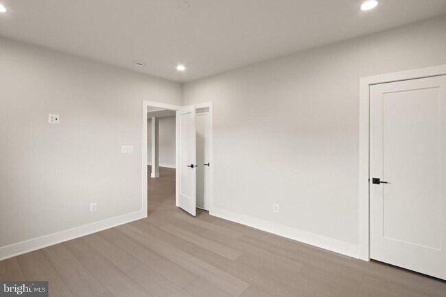 Building Photo - 857 N Manchester St