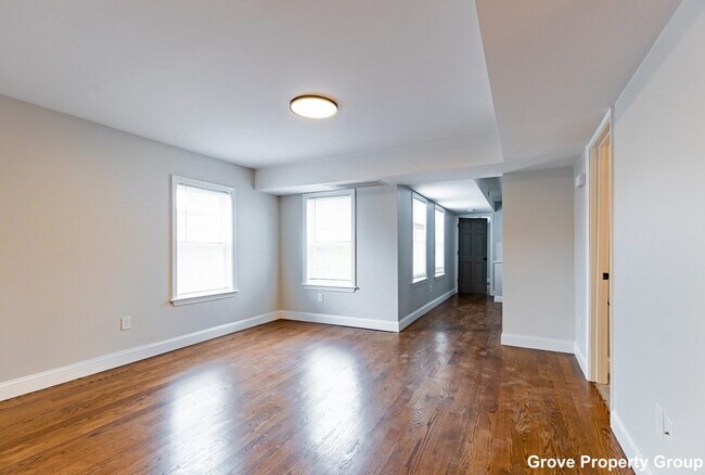 Building Photo - 532 E 5th St