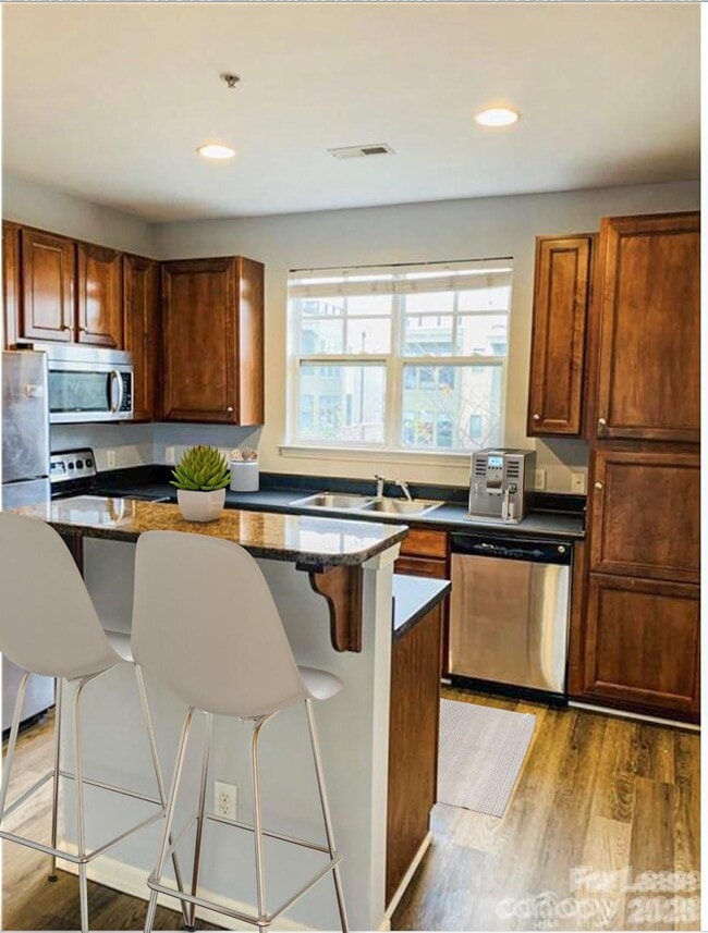 Building Photo - 1600 Walnut View Dr