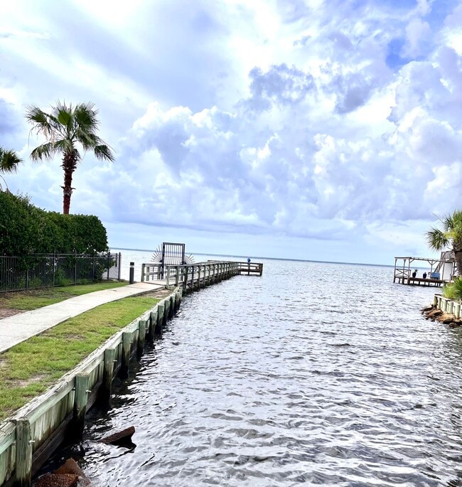 Building Photo - 437 S Shore Dr