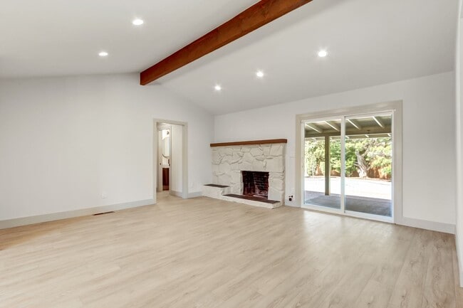 Building Photo - High-End 4-Bedroom Retreat | Designer Kitchen | Resort-Style Backyard & Pool!