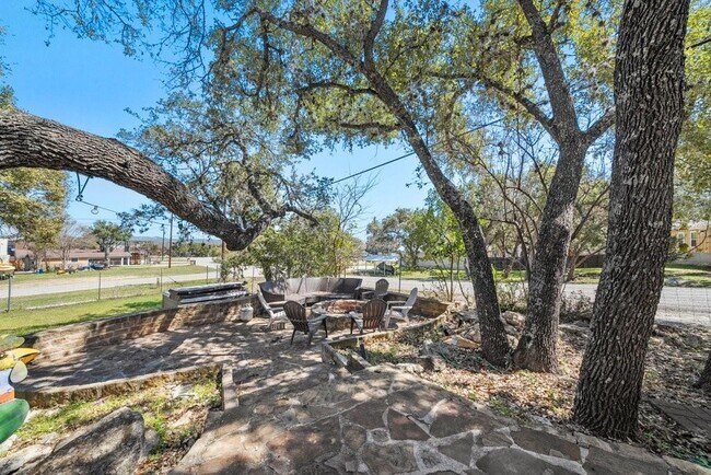Building Photo - 2033 Lakeview Dr