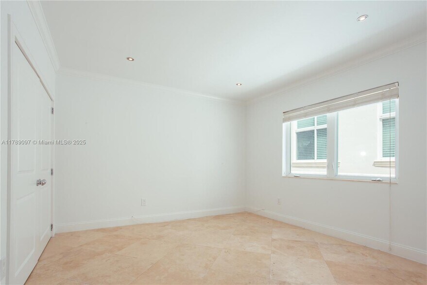 Building Photo - 72 S Hibiscus Dr