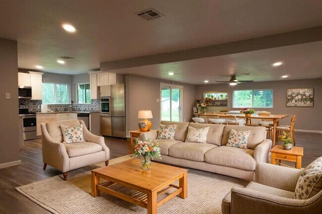 Building Photo - Splendora  Beauty on 2 Acres