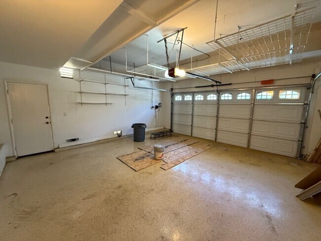 Building Photo - 4 bed / 2.5 bath plus large loft/family ro...