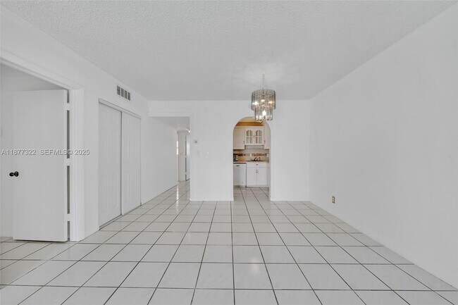 Building Photo - 751 Pine Dr