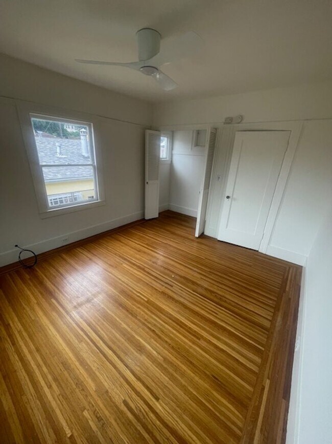 Building Photo - Great House in Oakland! 2 Beds, 1 Bath