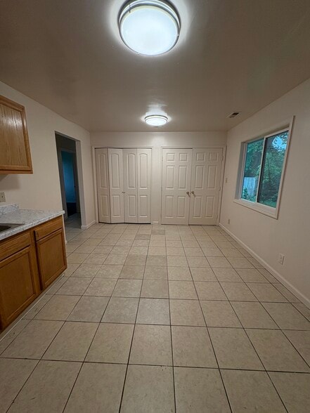 Building Photo - 4425 Thompson Dr