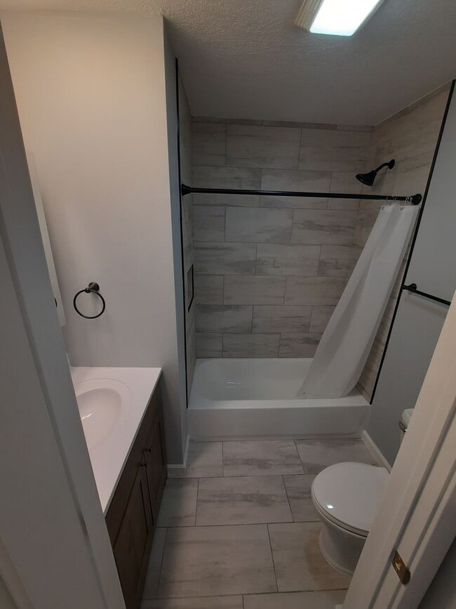 Building Photo - 2 Bedroom 1 Bathroom
