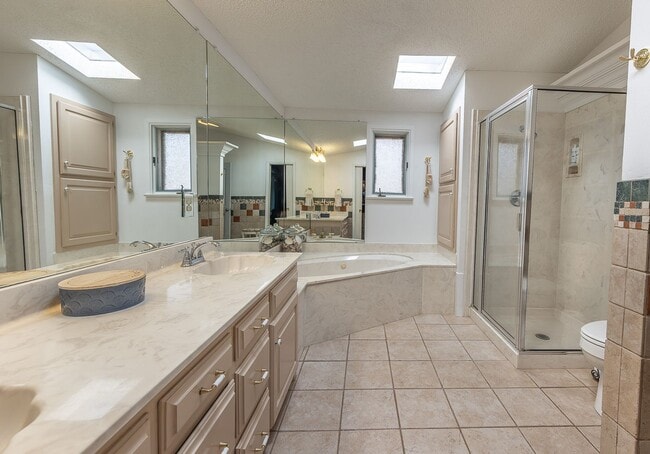 Building Photo - Stunning 4 Bed 3 Bath with a Pool!