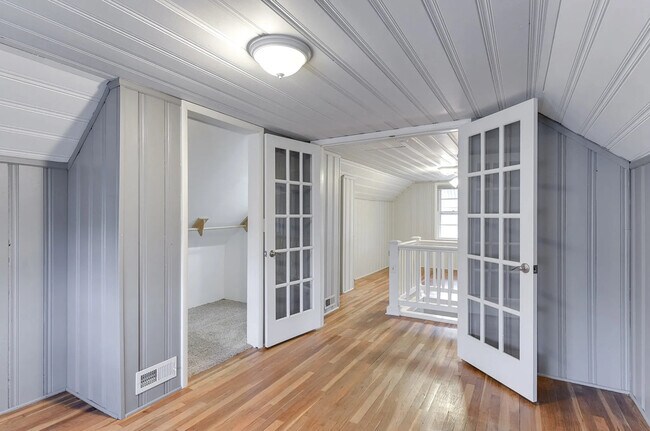 Building Photo - Maple Street