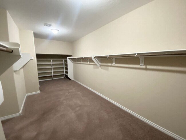 Building Photo - 4/BD 3.5/BA Spacious Home in Gated Communi...