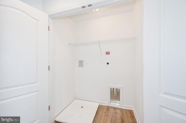 Building Photo - 301 Hillsdale Pl