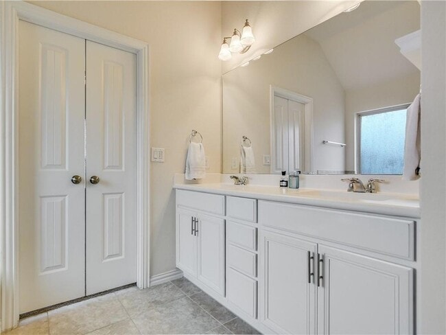 Building Photo - 500 Cardenas Ln