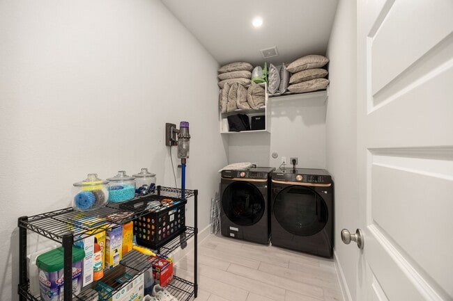Building Photo - 8711 Hbr Pnes Dr