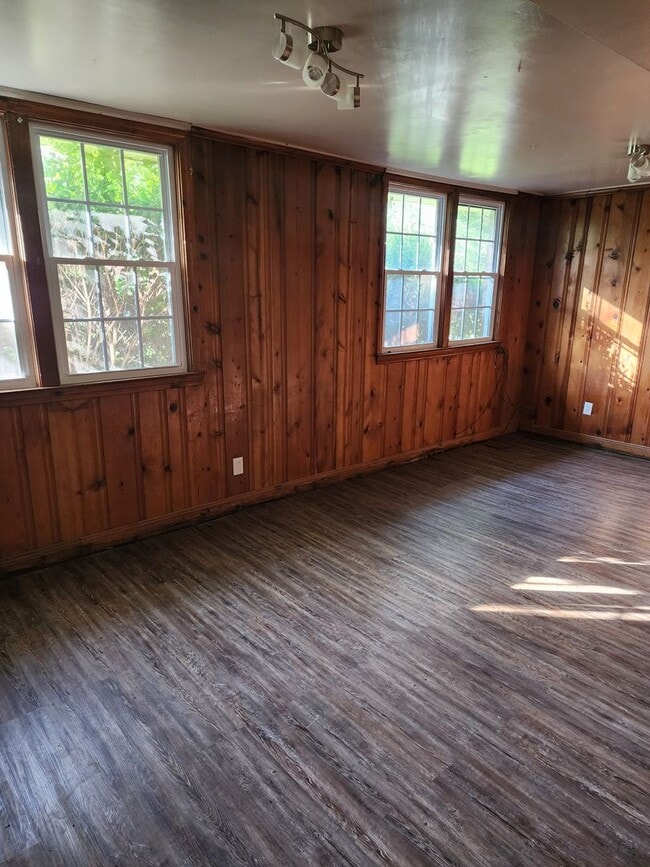 Building Photo - Spacious 4 bedroom 2 bath Will Not last long!