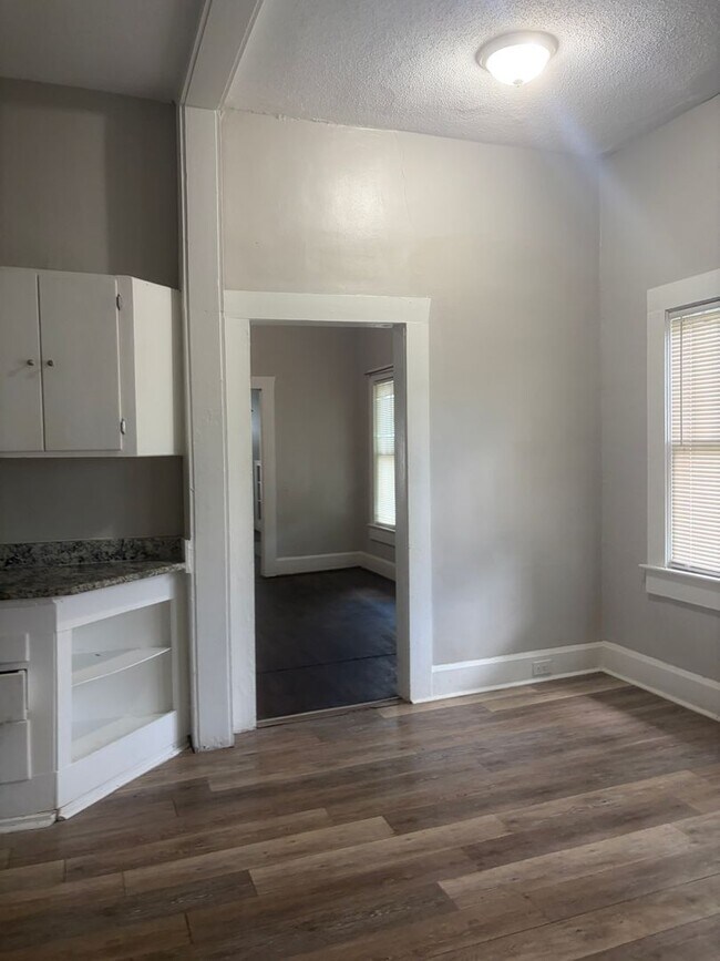 Building Photo - Spacious 3BR/2BA Rental with Hardwood Floors & Updated Living Room