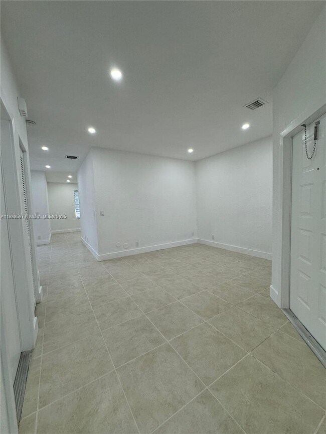 Building Photo - 16820 SW 1st Manor