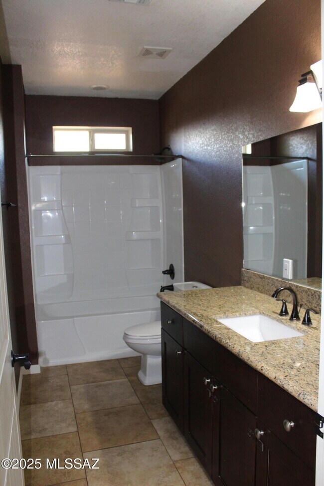 Building Photo - 2635 N Fremont Ave