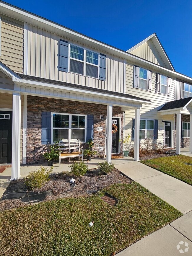 Building Photo - 2 Year Old Townhome in Marshall Farm!