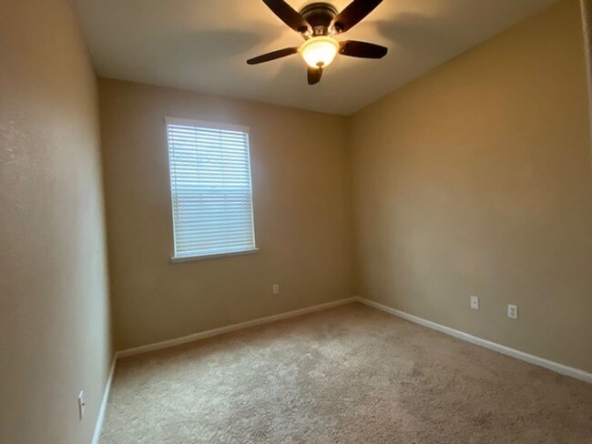 Building Photo - Condo with access to clubhouse and interne...