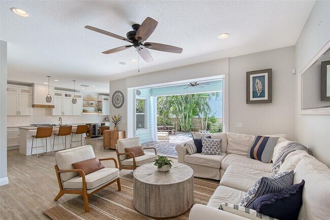 Building Photo - 1738 Siesta Dr