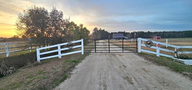 Building Photo - Private Log Cabin Home Peaceful Country Living on Acreage