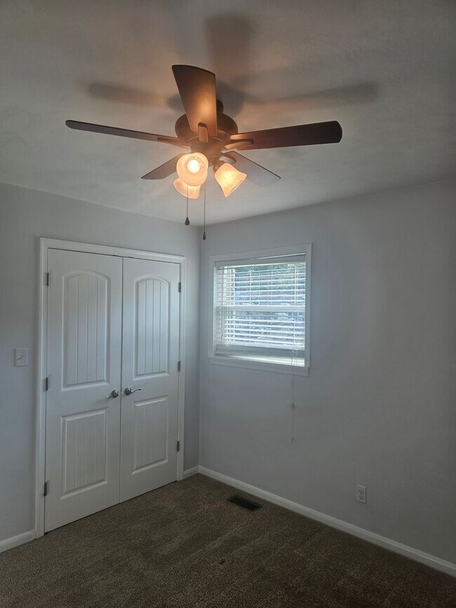 Building Photo - 1068 Sharon Dr