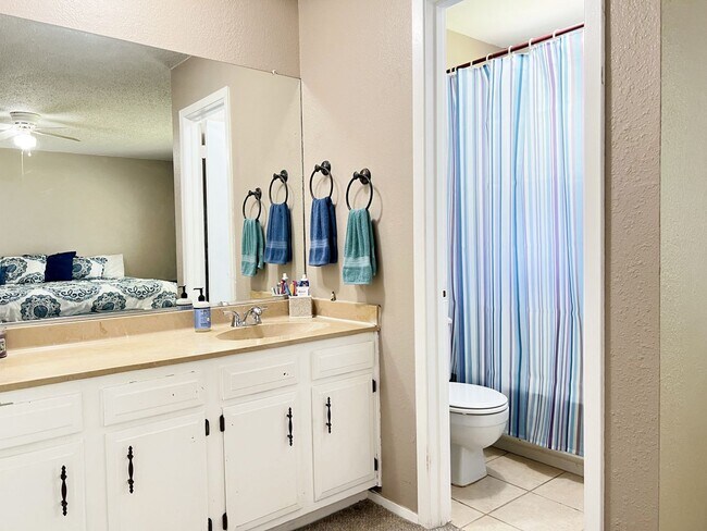 Building Photo - Comfortable 3 Bed, 2 Bath Home with Natural Light Throughout