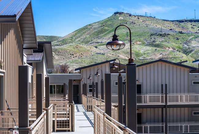 Building Photo - 2200 E Warm Springs Ave