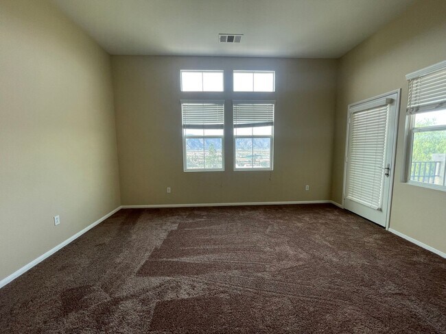 Building Photo - Three Bedroom Two Bathroom Condo in Lake E...