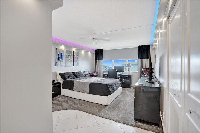 Building Photo - 1150 Hillsboro Mile Unit 1016