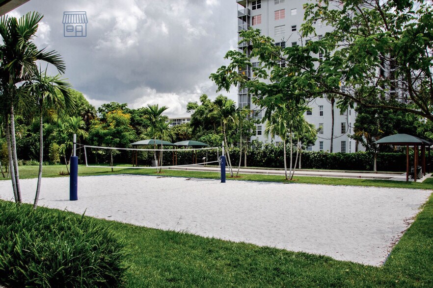 Building Photo - 3100 N Palm Aire Dr