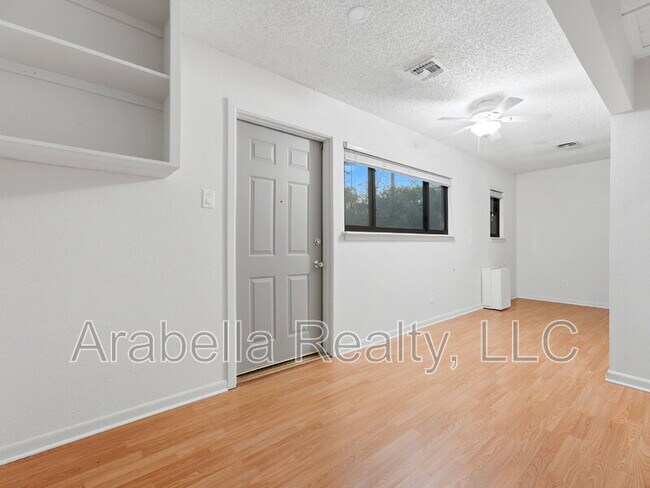 Building Photo - 8607 Norwich Dr