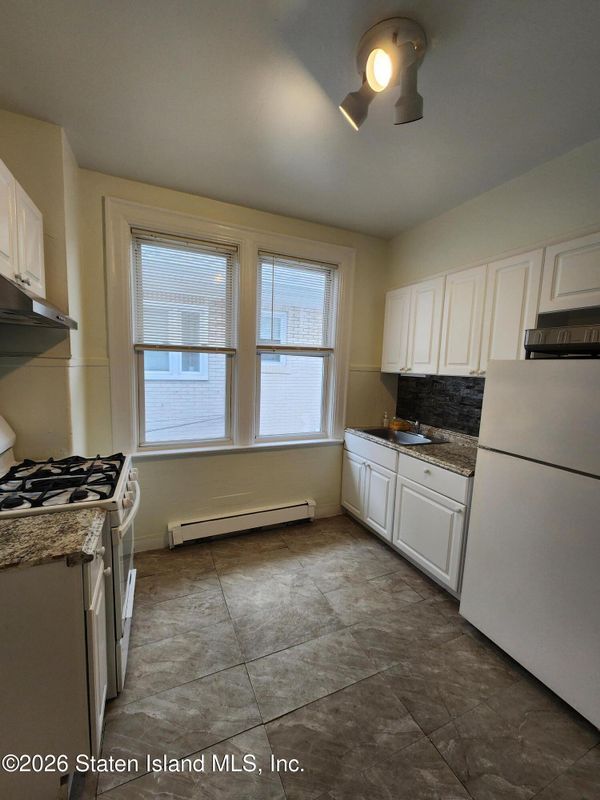 Building Photo - 164 Cromwell Ave