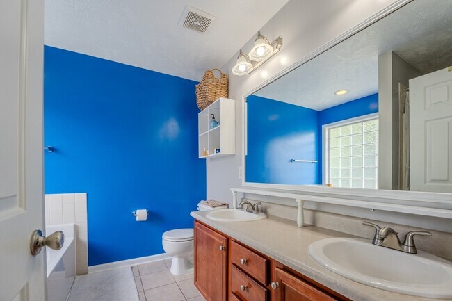 Building Photo - 220 Dolphin Dr