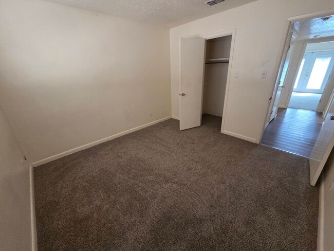 Building Photo - Adorable 3 Bed/2 Bath Paseo Village Townhome