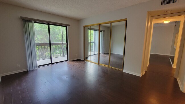 Building Photo - West Palm Beach 1 bedroom 1.5 bath Apartment.